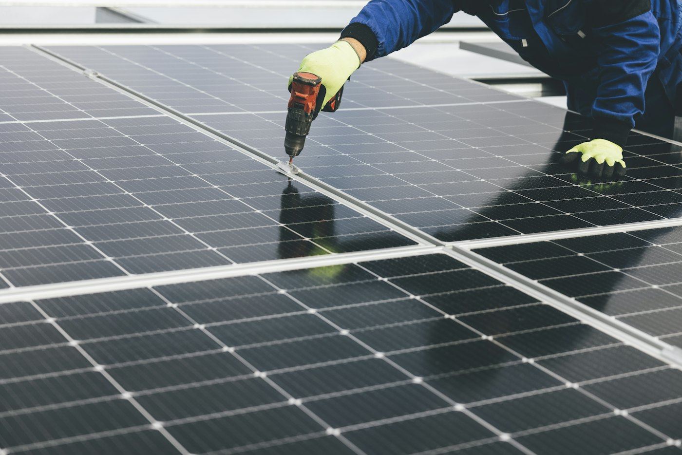 Técnico instalando painéis solares